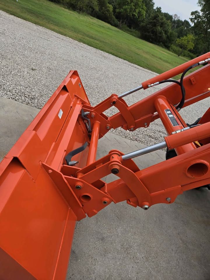2022 Kubota m5-111 photo 3