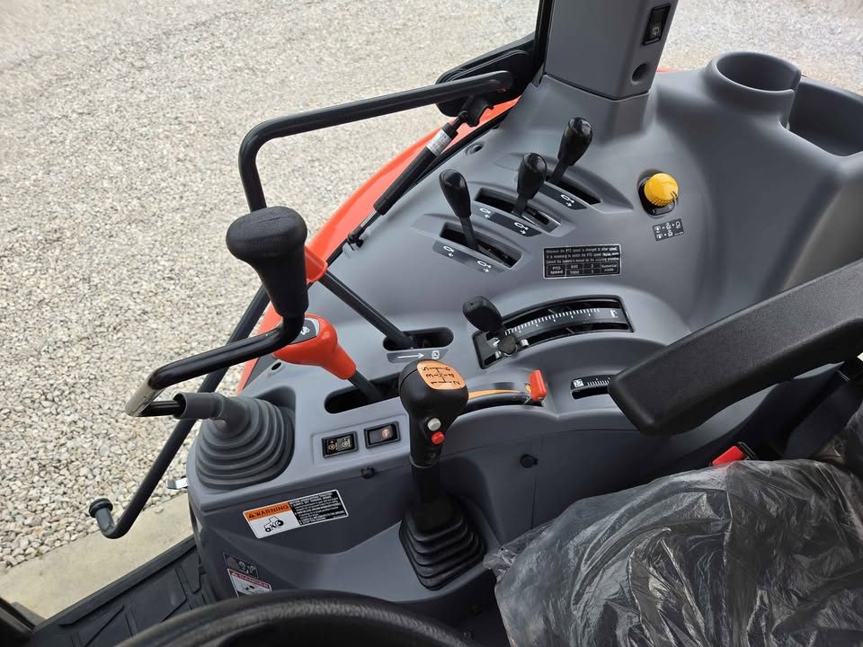 2022 Kubota m5-111 photo 9